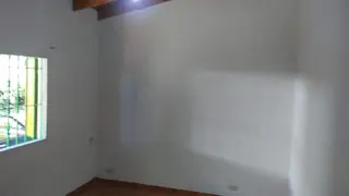 EXCELENTE´PROPIEDAD MULTIFAMILIAR VIVIENDA  AL FRENTE DE DOS AMBIENTES ENTRADA DE AUTO PATIO PARRILLA Y AL FONDO OTRA VIVIENDA DE DOS AMBENTES foto 4