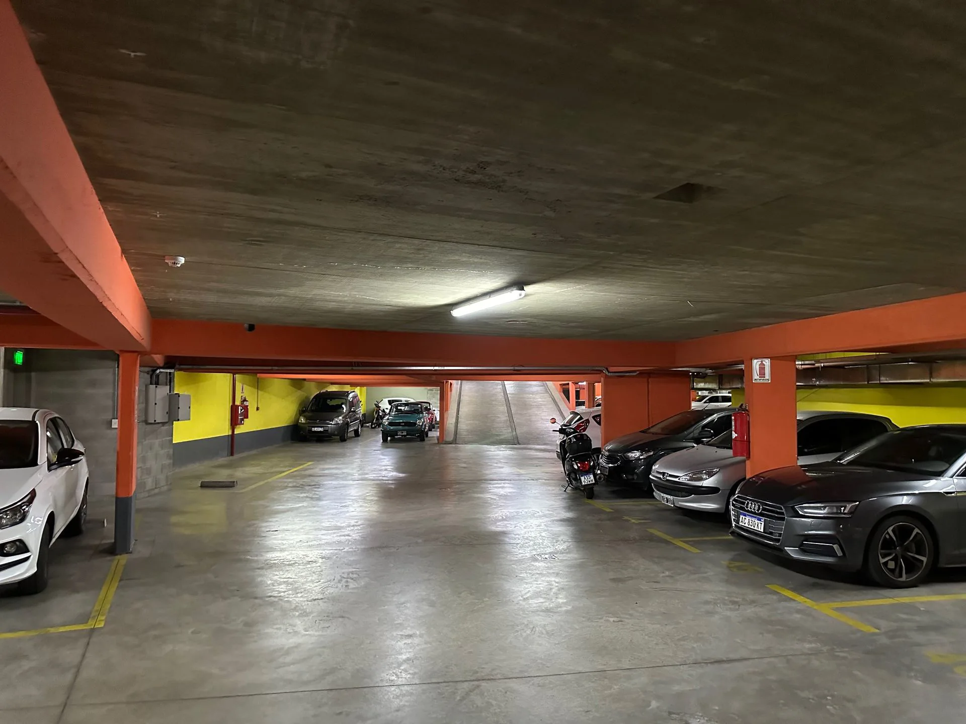 Venta cochera fija cubierta - seguridad 24 hrs. foto 4