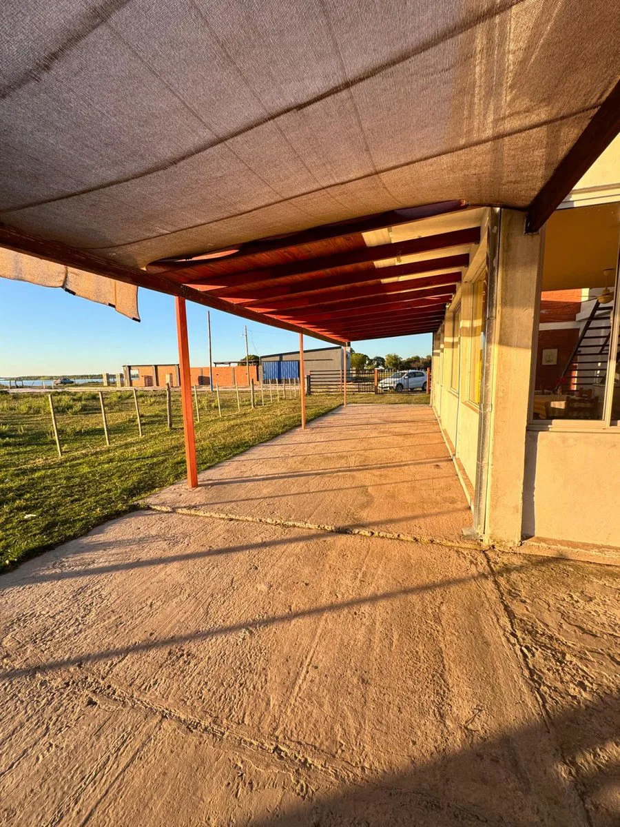 CASA EN VENTA FRENTE AL RIO foto 4