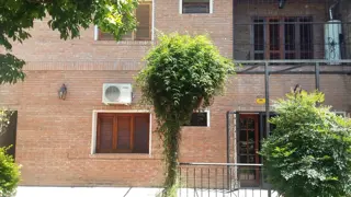 ALQUILER - INTERNA ÚNICA 4 DORMITORIOS - 220 m2 - JARDÍN Y PARRILLERO foto 2