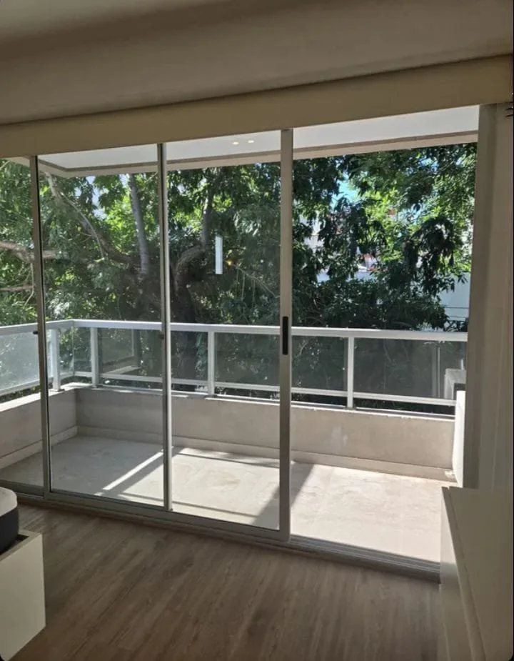 Se vende un hermoso monoambiente amplio con balcón y cochera - Balvanera foto 4