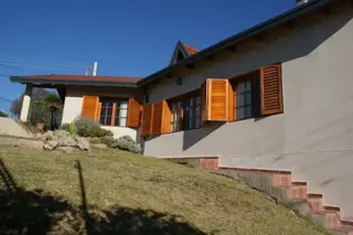 CASA CON PISCINA – PARQUE – QUINCHO – EQUIPAMIENTO FULL -  A 5 MINUTOS DEL CENTRO foto 1
