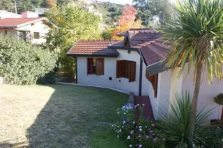 CASA CON PISCINA – PARQUE – QUINCHO – EQUIPAMIENTO FULL -  A 5 MINUTOS DEL CENTRO foto 3