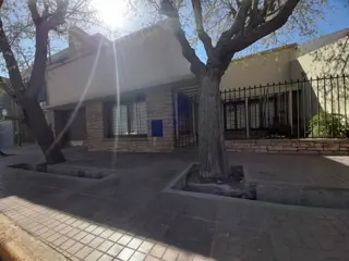 VENTA DE CASA + DEPARTAMENTO DORREGO GUAYMALLEN foto 2