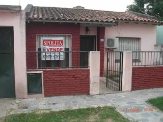 CHALET DE 3 AMBIENTES CON COCHERA Y FONDO LIBRE foto 1