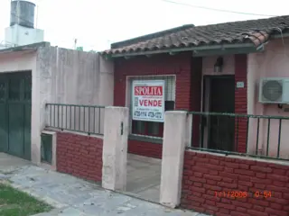 CHALET DE 3 AMBIENTES CON COCHERA Y FONDO LIBRE foto 2