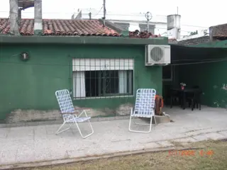 CHALET DE 3 AMBIENTES CON COCHERA Y FONDO LIBRE foto 3