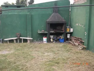 CHALET DE 3 AMBIENTES CON COCHERA Y FONDO LIBRE foto 4