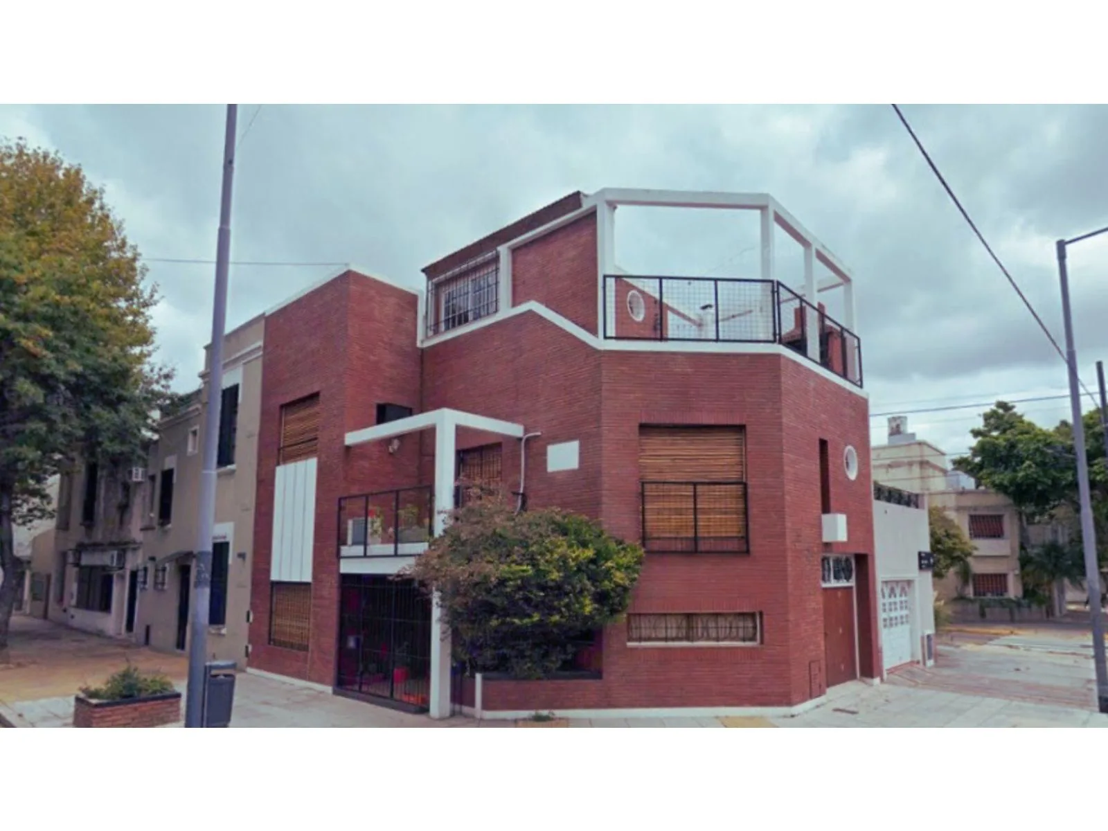 Venta - Liniers - Casa en esquina con terraza y parrilla- APTO CREDITO HIPOTECARIO foto 2