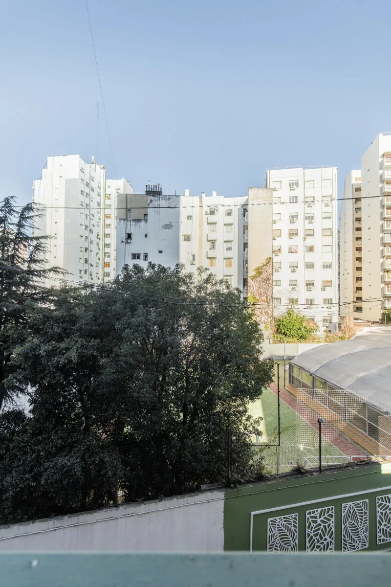 Venta Amplio departamento de 3 ambientes con dependencia y baño de servicio y baulera de 79 metros totales foto 2