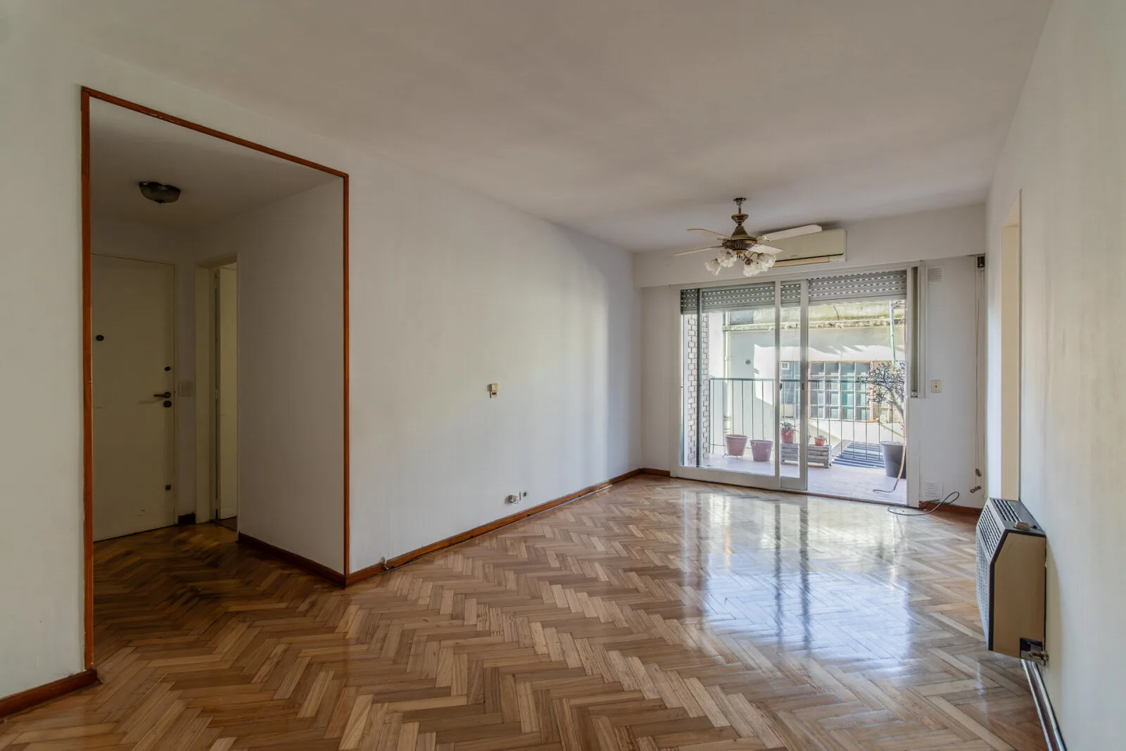 Venta Amplio departamento de 3 ambientes con dependencia y baño de servicio y baulera de 79 metros totales foto 3