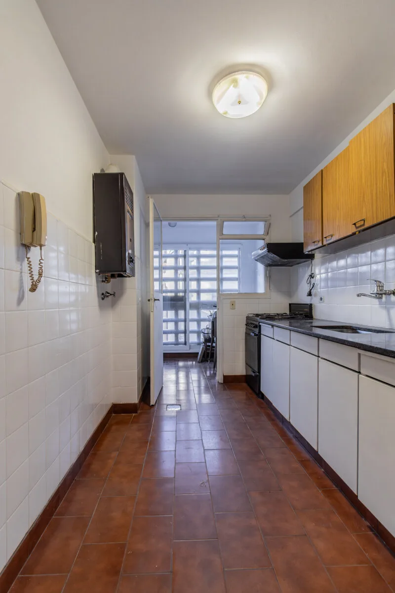 Venta Amplio departamento de 3 ambientes con dependencia y baño de servicio y baulera de 79 metros totales foto 4