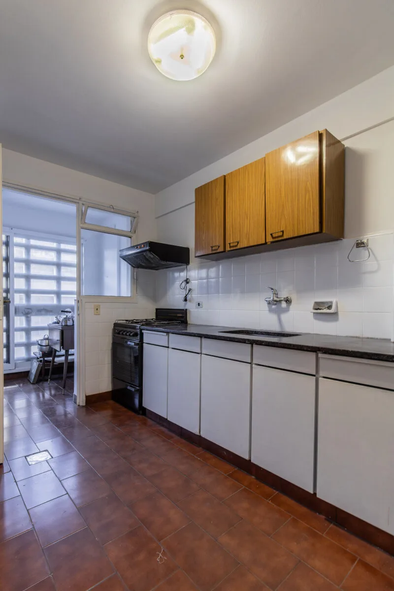 Venta Amplio departamento de 3 ambientes con dependencia y baño de servicio y baulera de 79 metros totales foto 5