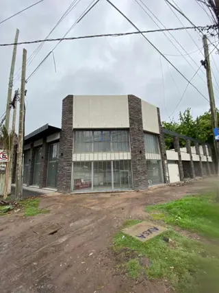 Excelente local comercial en alquiler en Pilar foto 1