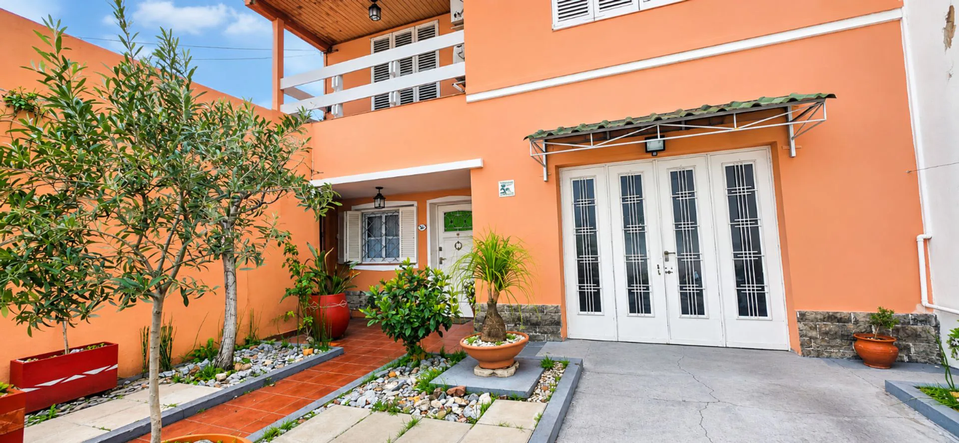 DOS CASAS VENTA EN BANFIELD CON GARAGE Y PATIO foto 4