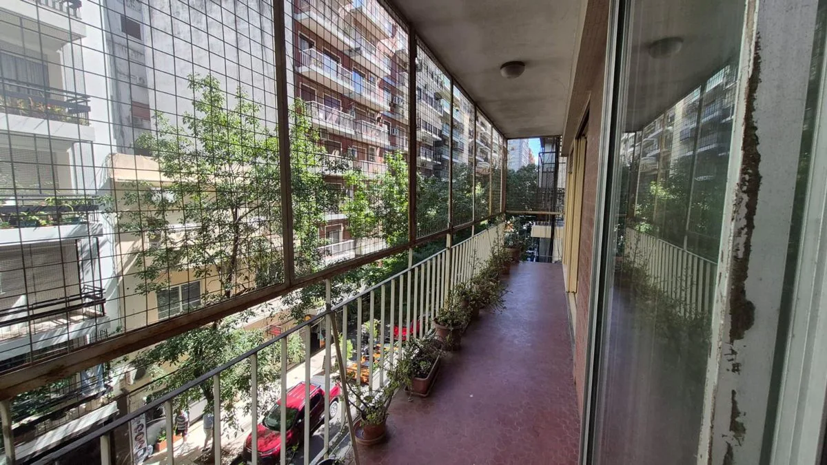 Semipiso al frente Balcón Cochera Hall privado foto 3