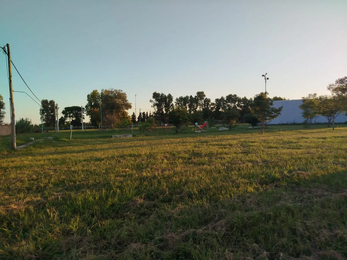 TERRENO DE 200m2 EN INGRESO A ANGEL GALLARDO foto 2