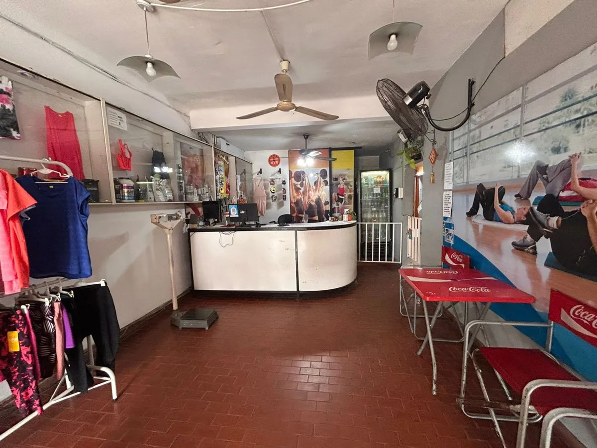 VENDO CASA SOBRE AV ROCA CASI ESQUINA ALEM foto 2