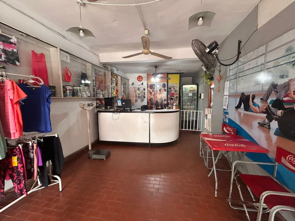 VENDO CASA SOBRE AV ROCA CASI ESQUINA ALEM foto 3