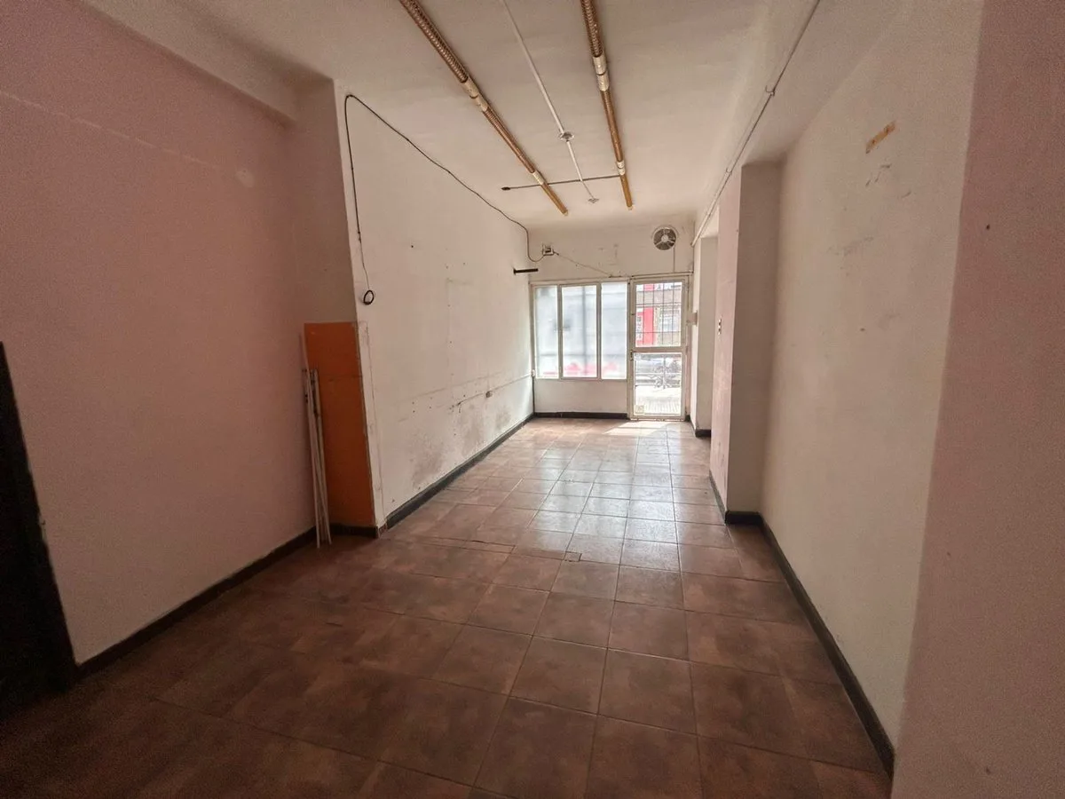 VENDO CASA SOBRE AV ROCA CASI ESQUINA ALEM foto 4