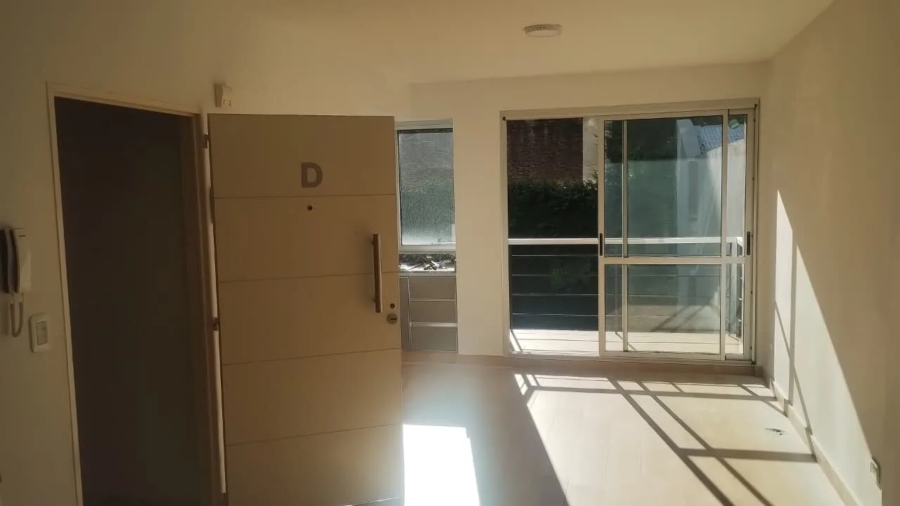 Venta Monoambiente con patio y balcon foto 2
