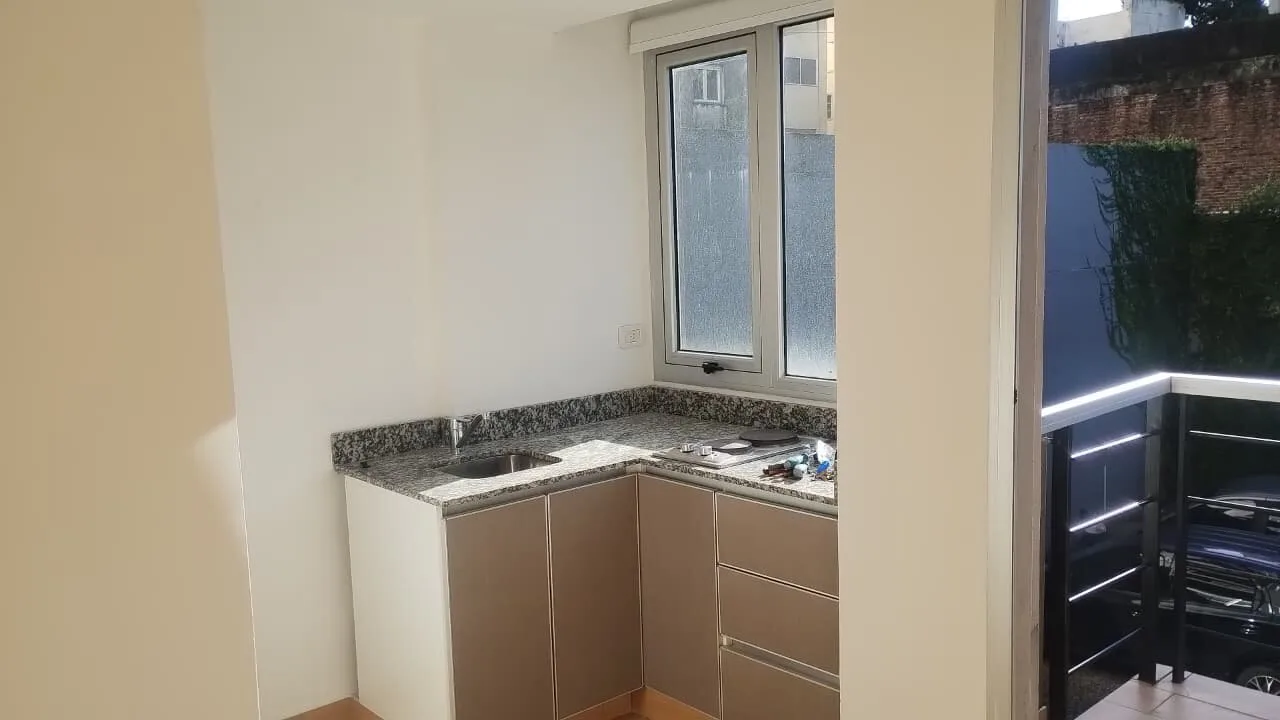 Venta Monoambiente con patio y balcon foto 3