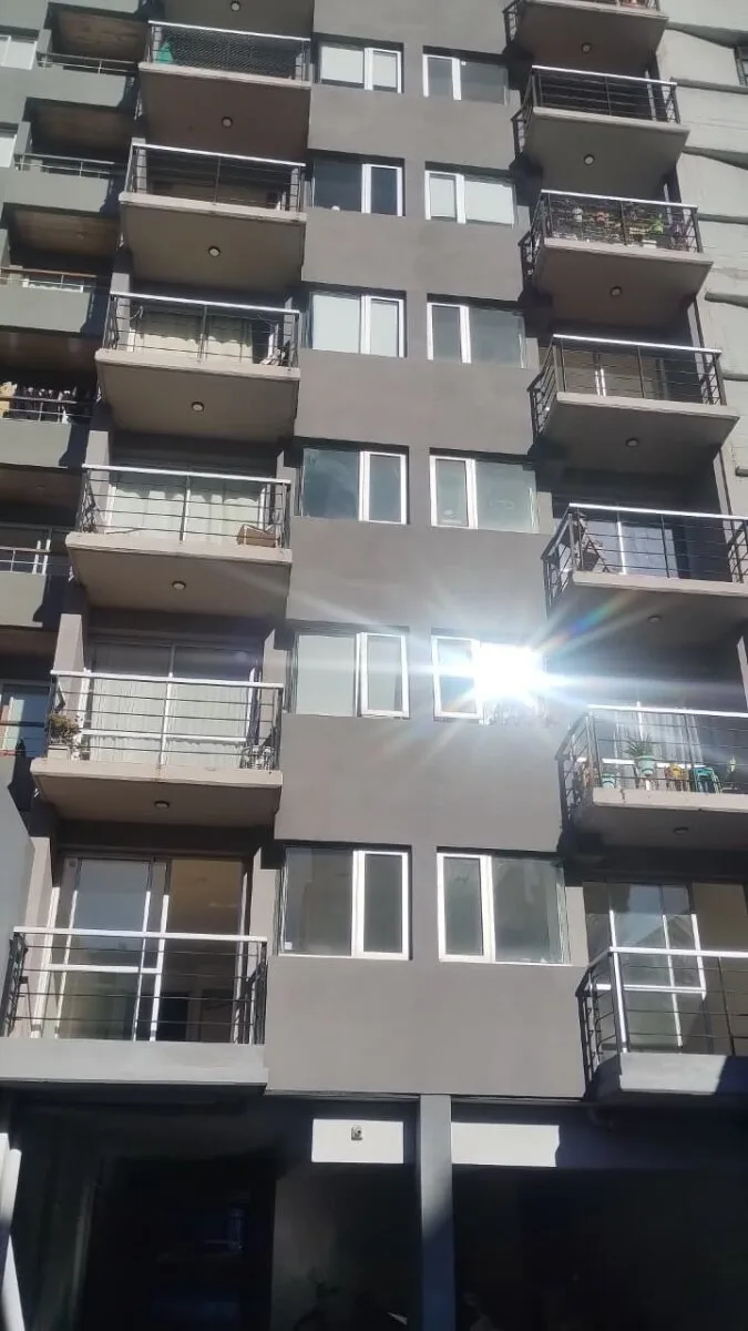 Venta Monoambiente con patio y balcon foto 4