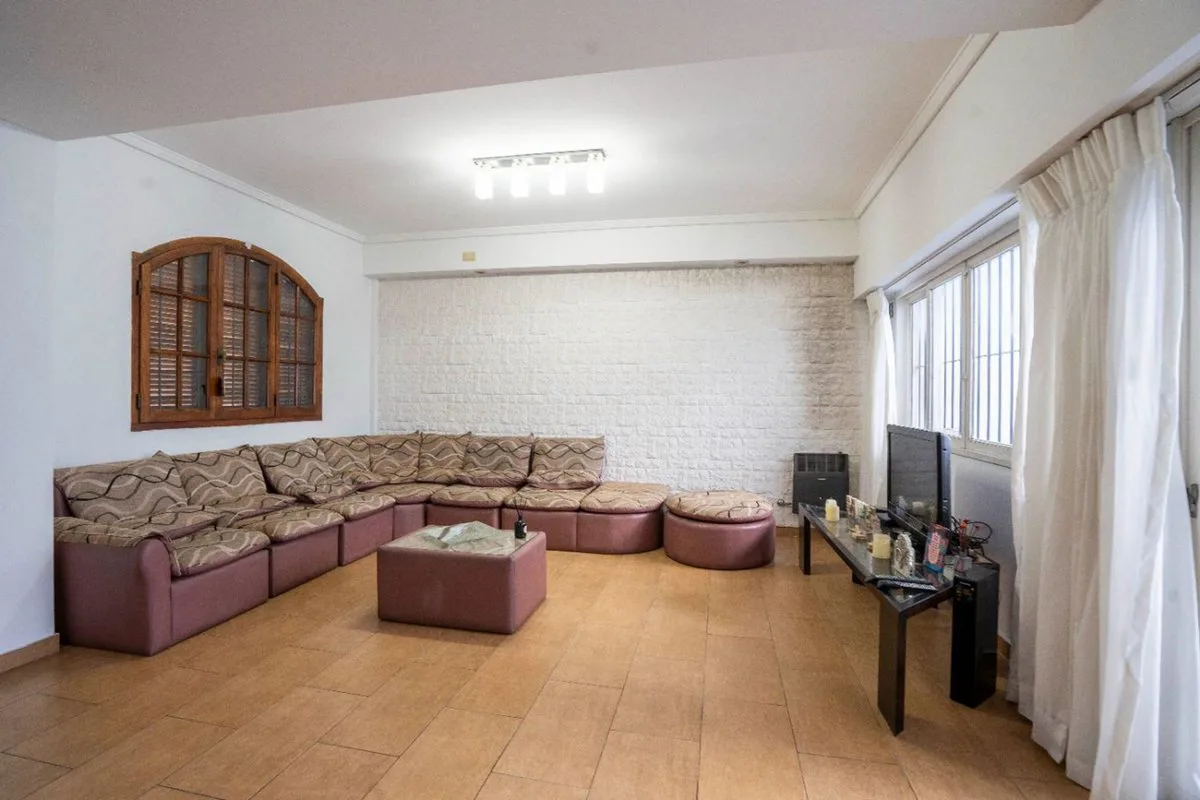 VENTA casa con pileta/ quincho en MONTE CASTRO foto 2