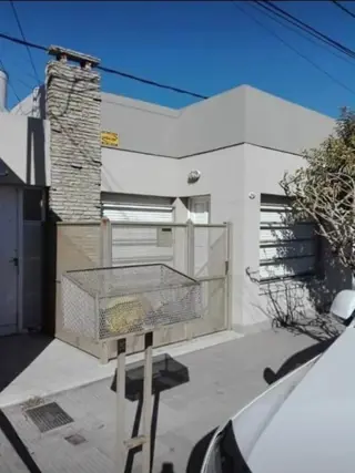 Casa mas dos departamentos en Bahía Blanca foto 1
