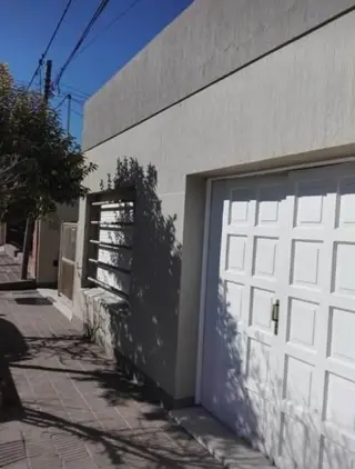 Casa mas dos departamentos en Bahía Blanca foto 3
