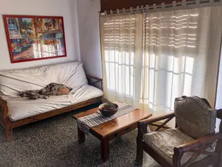 HERMOSA CASA EN BARRIO MALVINAS, A UNA CUADRA DE CARCANO  CON TODOS LOS SERVICIOS. CUATRO DORMITORIOS , PILETA . QUINCHO Y COCHERA . foto 2