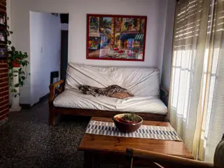 HERMOSA CASA EN BARRIO MALVINAS, A UNA CUADRA DE CARCANO  CON TODOS LOS SERVICIOS. CUATRO DORMITORIOS , PILETA . QUINCHO Y COCHERA . foto 3