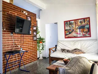 HERMOSA CASA EN BARRIO MALVINAS, A UNA CUADRA DE CARCANO  CON TODOS LOS SERVICIOS. CUATRO DORMITORIOS , PILETA . QUINCHO Y COCHERA . foto 4