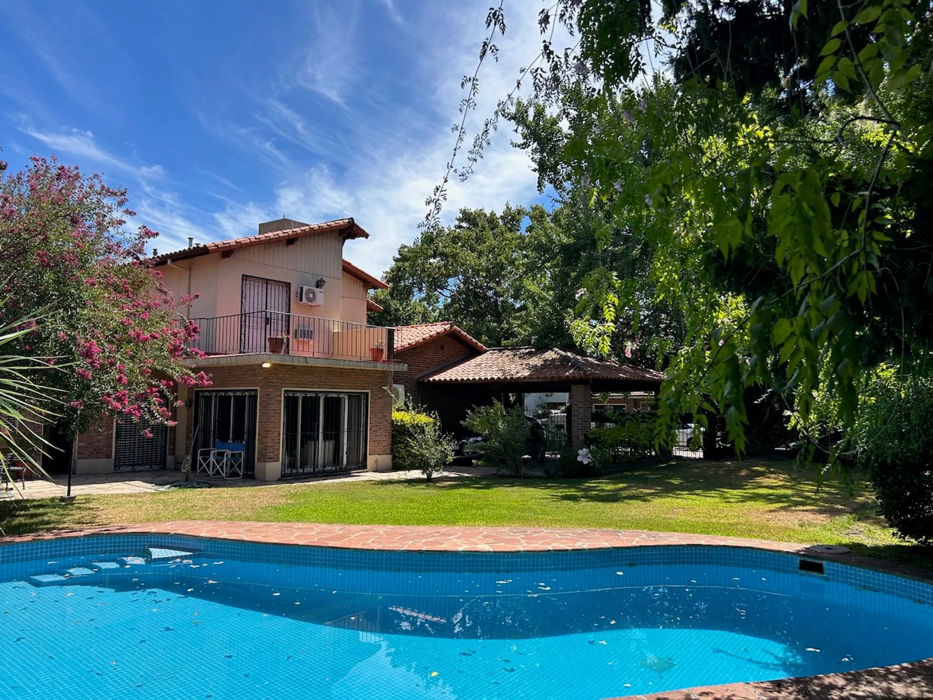 LINDISIMA CASA EN ESQUINA CON GRAN JARDÍN Y PILETA foto 2