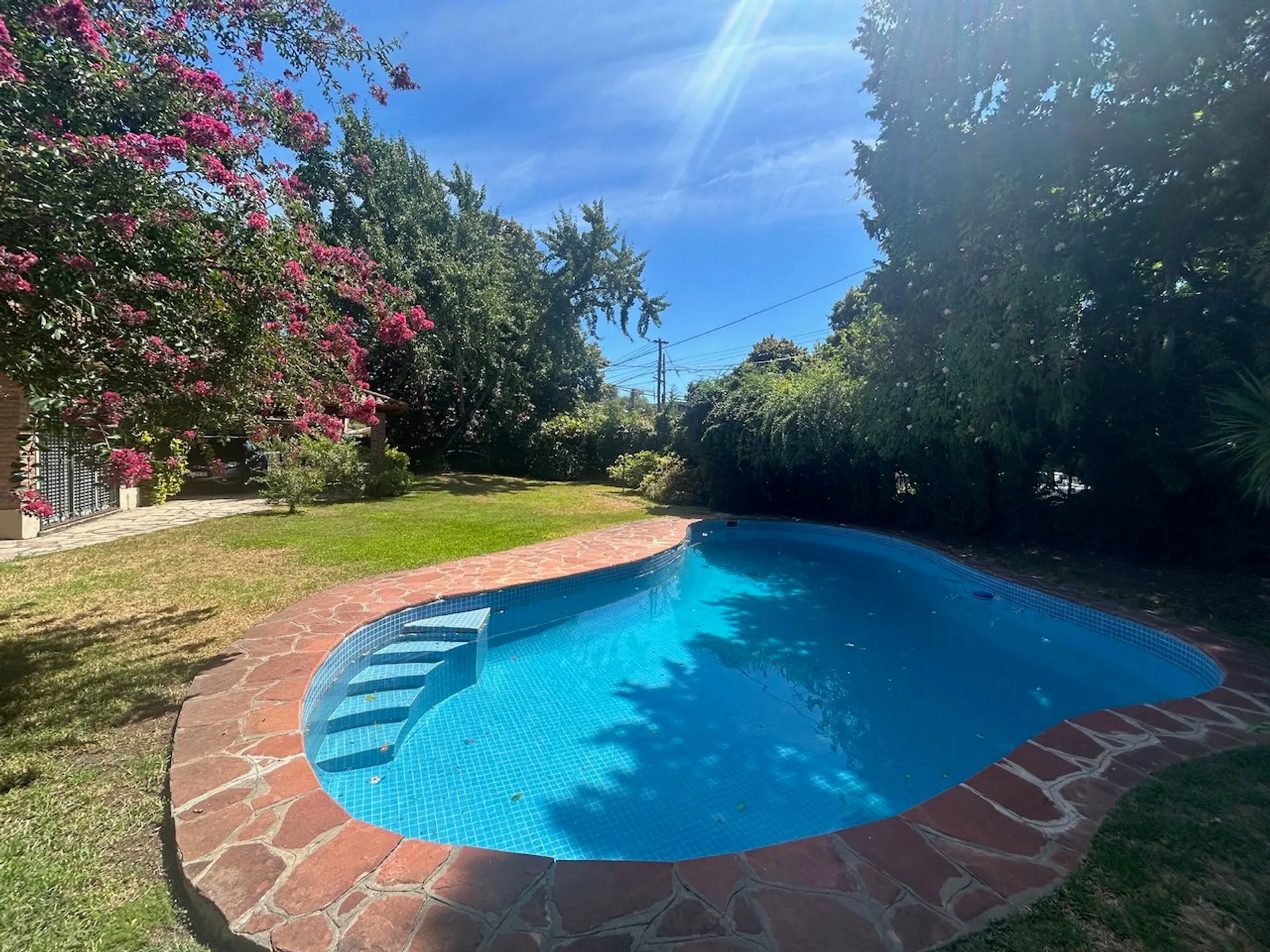 LINDISIMA CASA EN ESQUINA CON GRAN JARDÍN Y PILETA foto 3