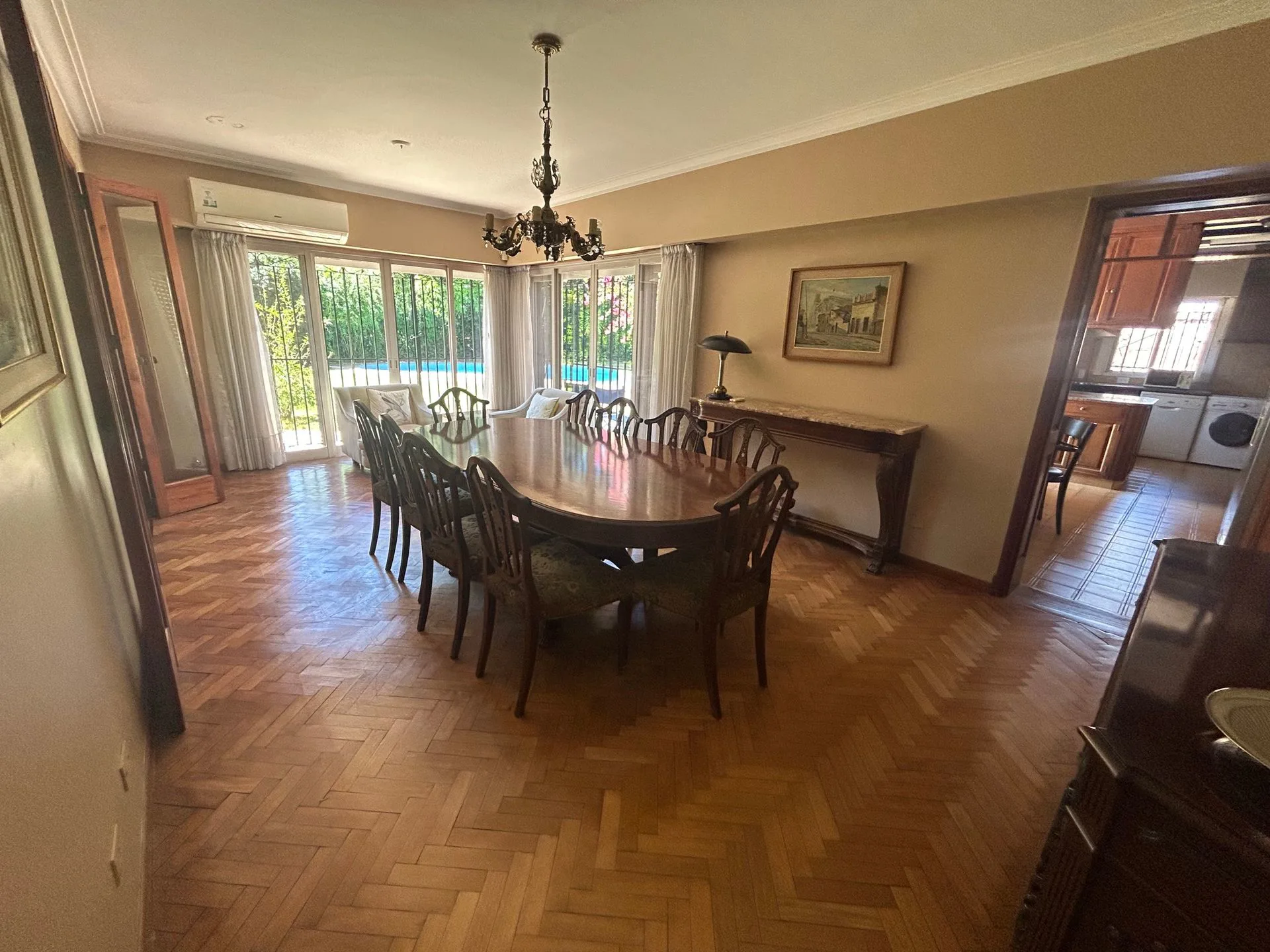 LINDISIMA CASA EN ESQUINA CON GRAN JARDÍN Y PILETA foto 4