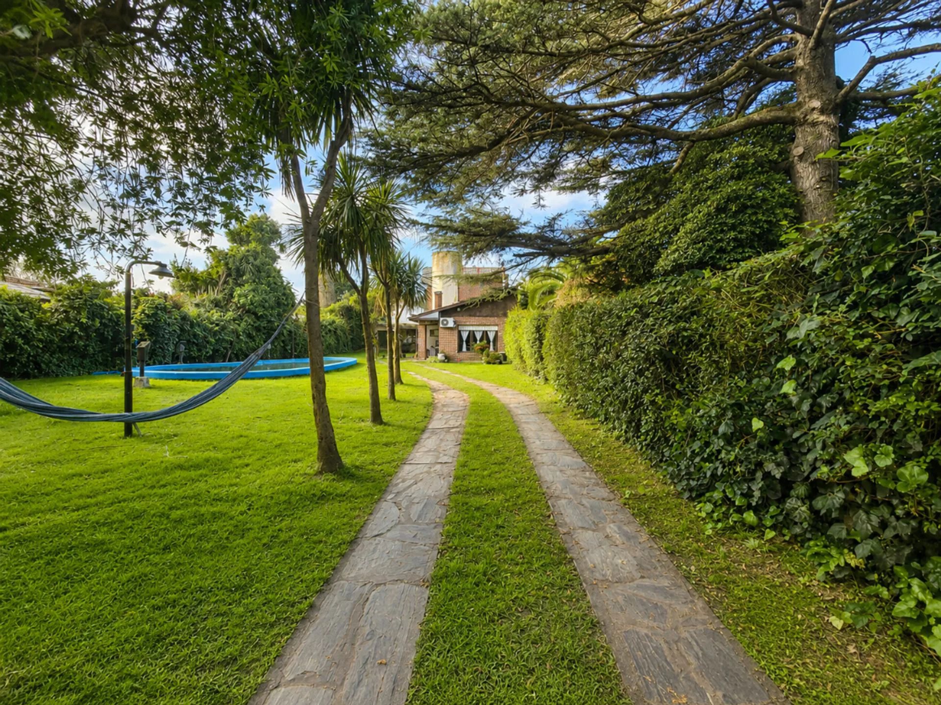 VENTA Casa 5 amb con parque, quincho y pileta