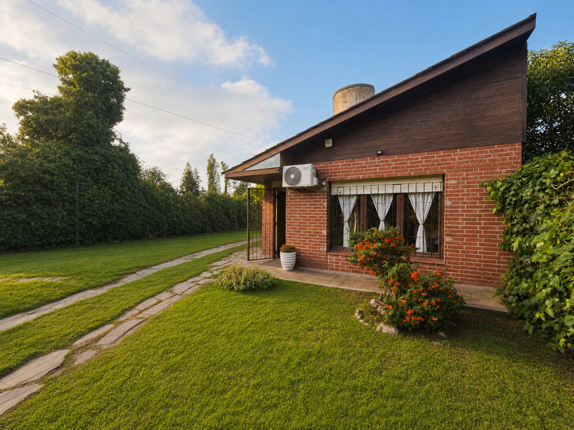 VENTA Casa 5 amb con parque, quincho y pileta foto 2