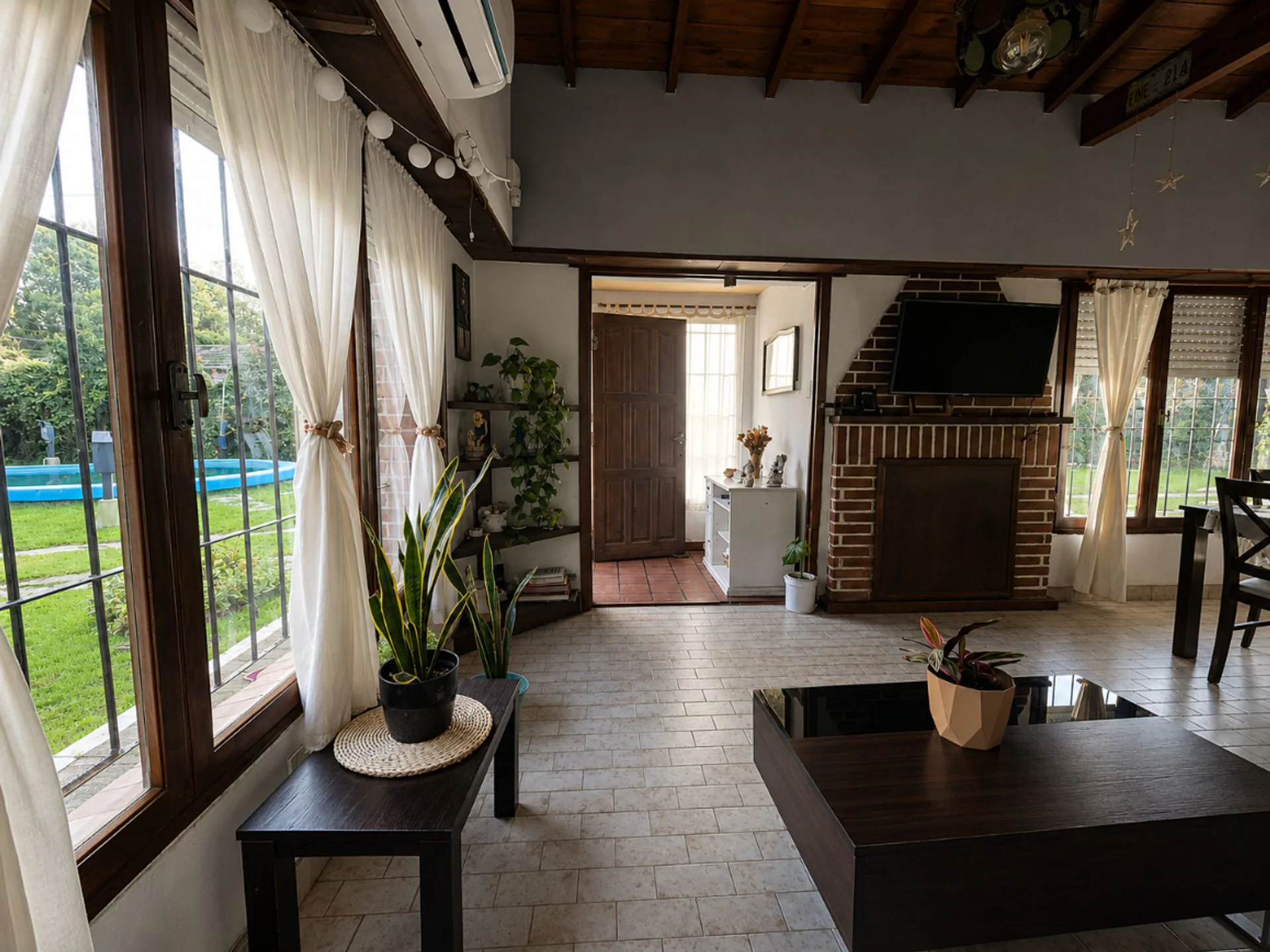 VENTA Casa 5 amb con parque, quincho y pileta foto 4