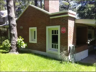 Excelente Chalet En Carilo  de 3 dormitorio y dependencia foto 1