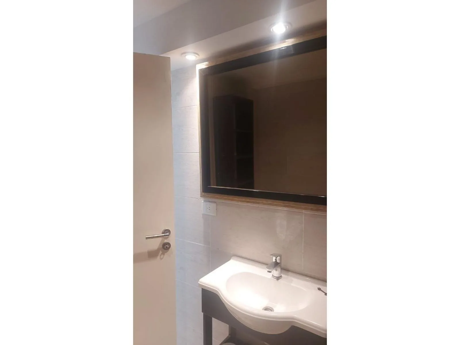 Depto En Venta Luminoso 2 Ambientes con COCHERA Y BAULERA vista abierta foto 3