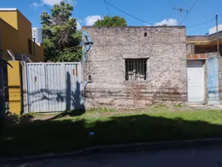 Venta de lote de 8,66x35 en bacacay al 160 entre Uriarte y Esquiú. foto 3
