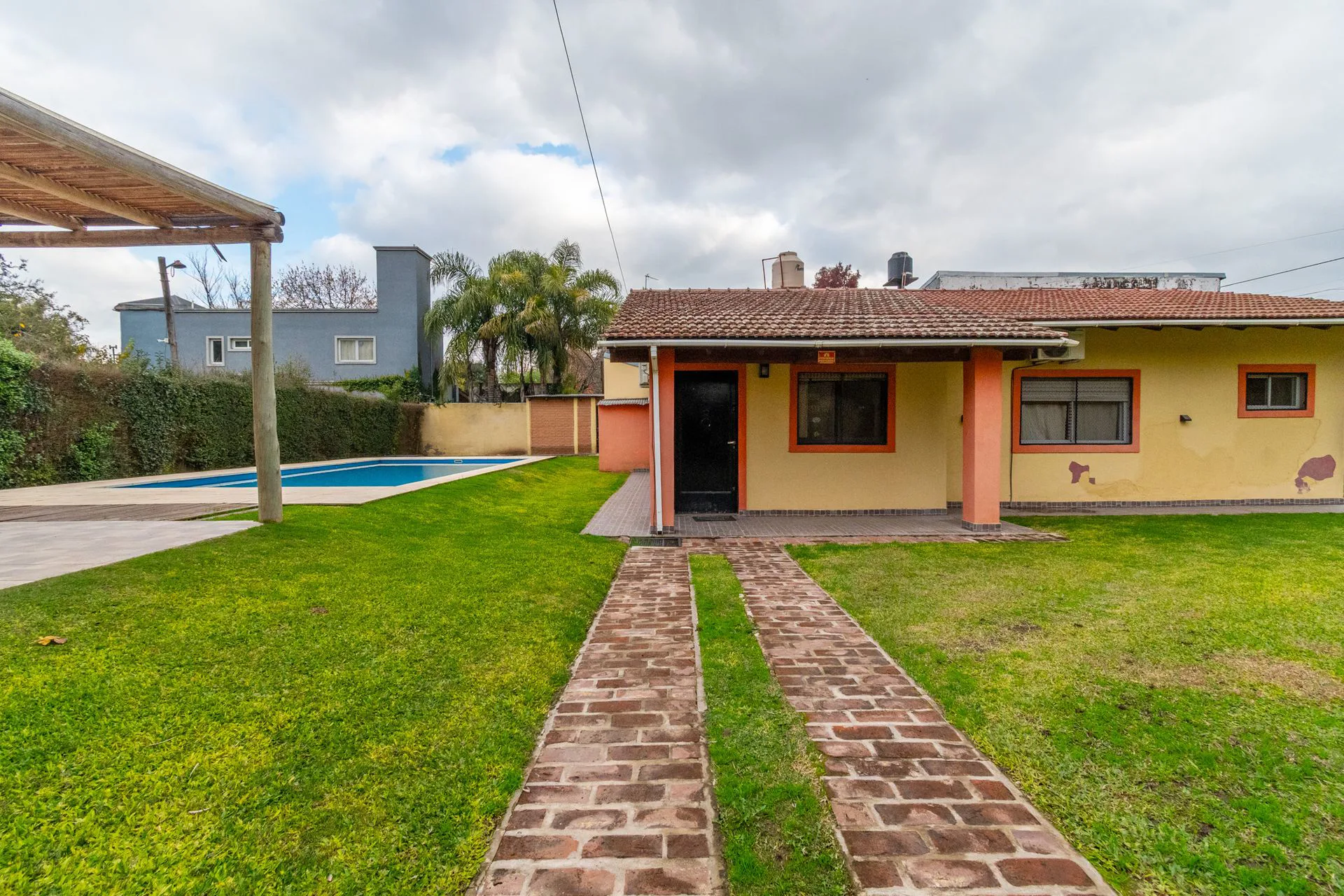Venta Casa 2dorm quincho jardin pileta Alberti Pil foto 2