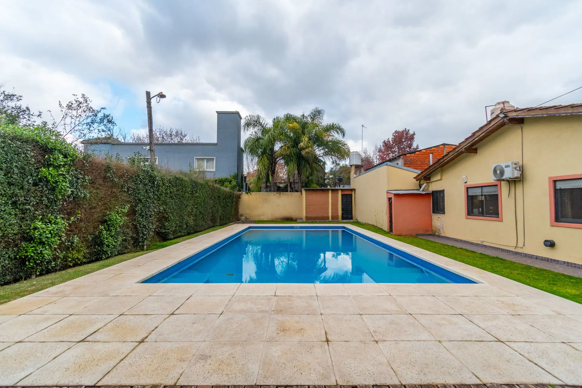 Venta Casa 2dorm quincho jardin pileta Alberti Pil foto 3