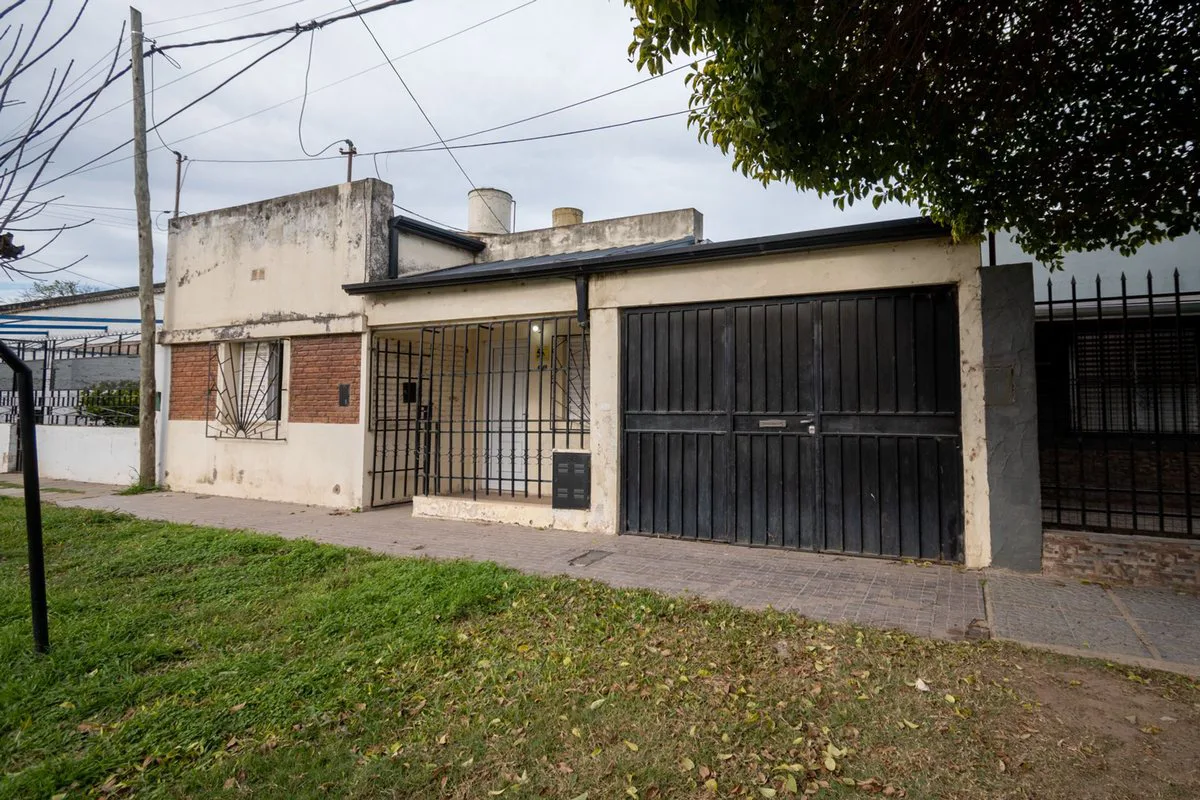 VENTA CASA 2 DORMITORIOS, COCHERA PASANTE Y PATIO foto 2