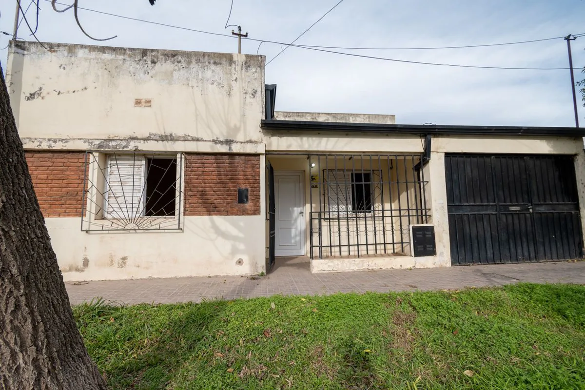 VENTA CASA 2 DORMITORIOS, COCHERA PASANTE Y PATIO foto 3