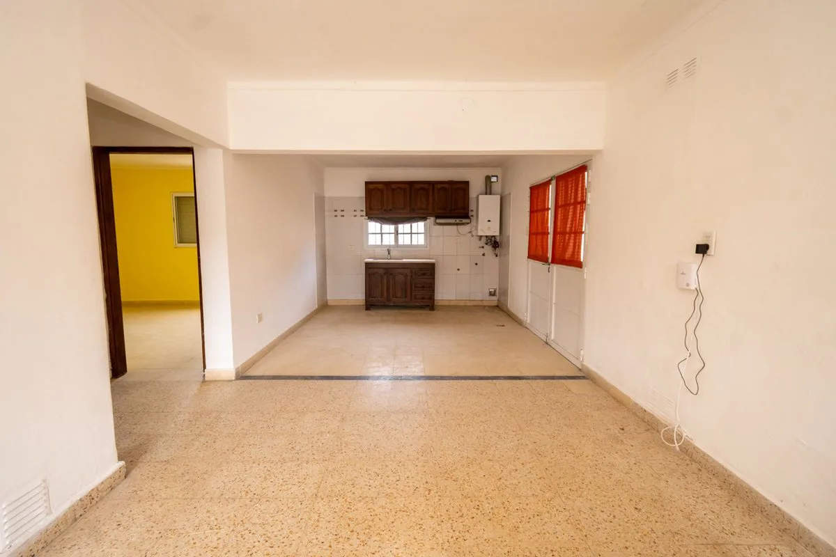 VENTA CASA 2 DORMITORIOS, COCHERA PASANTE Y PATIO foto 4