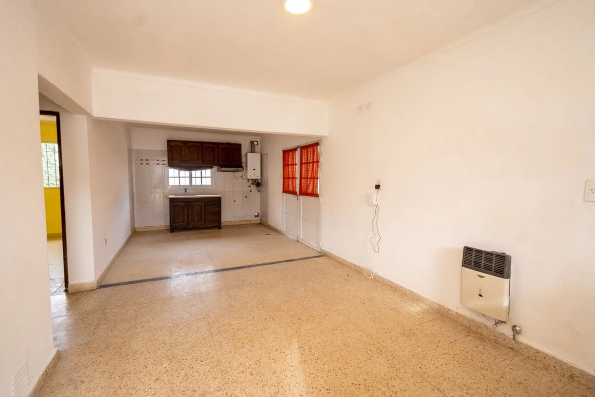 VENTA CASA 2 DORMITORIOS, COCHERA PASANTE Y PATIO foto 5