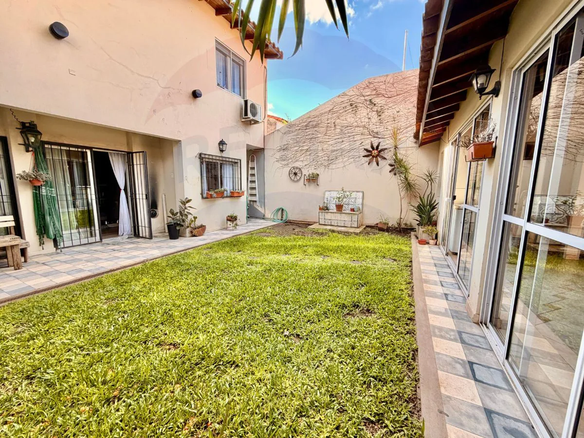 VENTA CASA 4 ambientes con quincho garage CASTELAR foto 3