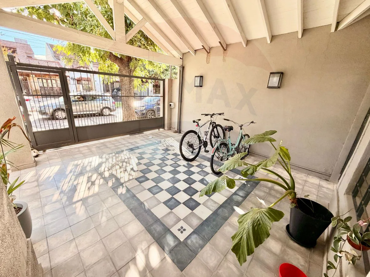 VENTA CASA 4 ambientes con quincho garage CASTELAR foto 4